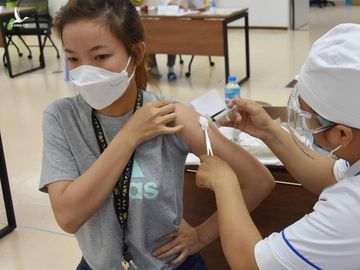 Tiêm vaccine COVID-19 tập trung cho người dân quay trở lại TP Hồ Chí Minh