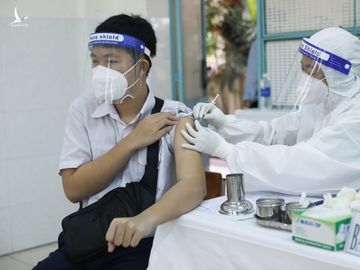 Tiêm vaccine Pfizer cho trẻ trên 12 tuổi tại trường THPT Lương Thế Vinh (quận 1), ngày 27/10. Ảnh: Quỳnh Trần