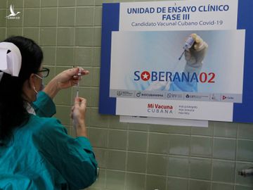 Y tá chuẩn bị tiêm vaccine Soberana 02 trong đợt thử nghiệm lâm sàng tại Cuba hồi tháng 3. Ảnh: AFP.