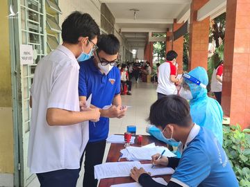 59.000 học sinh Bình Dương đồng loạt được tiêm vaccine - ảnh 10