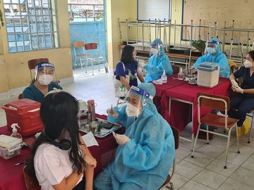 59.000 học sinh Bình Dương đồng loạt được tiêm vaccine - ảnh 9