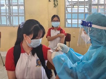 59.000 học sinh Bình Dương đồng loạt được tiêm vaccine - ảnh 6