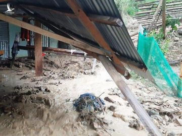 Quảng Nam: Nước tràn vào nhà, hàng trăm hộ dân vùng cao chạy lũ - ảnh 2