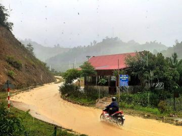 Quảng Nam: Nước tràn vào nhà, hàng trăm hộ dân vùng cao chạy lũ - ảnh 1