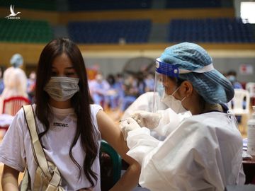 Tiêm vaccine Pfizer cho trẻ em trên 12 tuổi tại Đà Nẵng ngày 2/11. Ảnh: Văn Đông