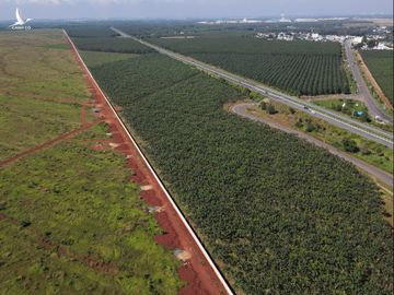 Sân bay Long Thành cơ bản hoàn thành việc làm hàng rào, bìa phải là cao tốc TP HCM - Long Thành - Dầu Giây và Tỉnh lộ 769. Ảnh: Phước Tuấn