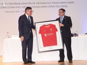 Lãnh đạo tập đoàn Standard Chartered tặng Thủ tướng Phạm Minh Chính áo thi đấu của đội liverpool