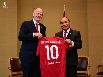 Gặp gỡ Chủ tịch nước Nguyễn Xuân Phúc tại Thụy Sỹ, Chủ tịch FIFA nói điều ấm lòng - ảnh 1