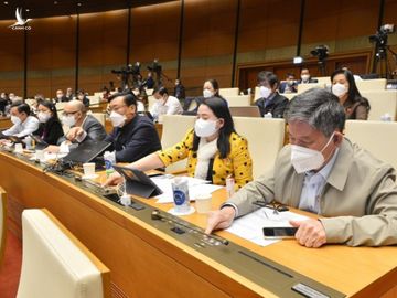 Đại biểu bấm nút biểu quyết thông qua Nghị quyết về Kế hoạch phát triển KT-XH năm 2022.