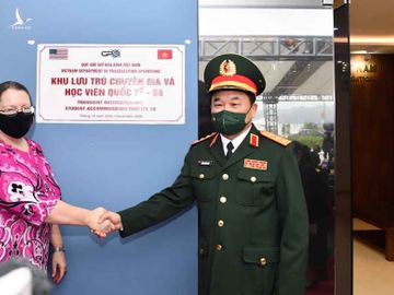 Bà Marie Damour, Đại biện lâm thời Đại sứ quán Mỹ tại Việt Nam (trái) và thượng tướng Hoàng Xuân chiến, Thứ trưởng Quốc phòng Việt Nam bắt tay trước khu lưu trú chuyên gia và học viên quốc tế (S8) do Mỹ tài trợ. Ảnh: Khôi Vĩ