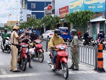 TPHCM yêu cầu kiểm soát người ra vào địa bàn do ca nhiễm COVID-19 tăng trở lại ảnh 1