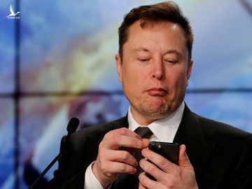 Elon Musk tại Trung tâm Vũ trụ Kennedy ở Cape Canaveral, Florida, Mỹ, hồi tháng 1/2020. Ảnh: Reuters.