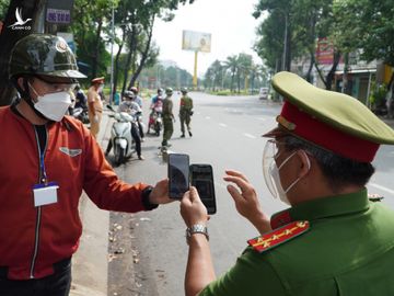 Cảnh sát kiểm tra người dân khai báo di chuyển nội địa trên đường Đinh Bộ Lĩnh, quận Bình Thạnh, hồi tháng 8. Ảnh: Gia Minh