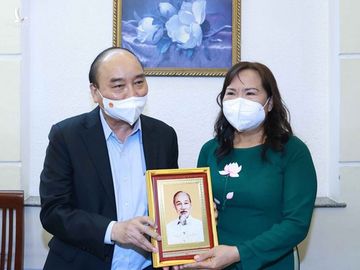 Chủ tịch nước Nguyễn Xuân Phúc thăm hỏi, chúc mừng các nhà giáo tại TPHCM - Ảnh 1.