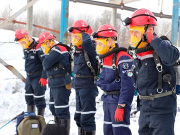 Nhân viên cứu hộ tại hiện trường vụ nổ mỏ than Listvyazhnaya, vùng Kemerovo phía tây nam Siberia, Nga vào ngày 25/11. Ảnh: AP.