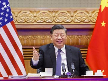 Chủ tịch Trung Quốc Tập Cận Bình vẫy tay chào Tổng thống Mỹ Joe Biden trong buổi họp thượng đỉnh trực tuyến ngày 16/11. Ảnh: Xinhua.