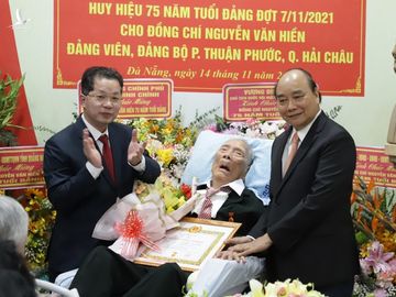 Trao Huy hiệu 75 năm tuổi Đảng cho thân sinh Chủ tịch nước Nguyễn Xuân Phúc - ảnh 1