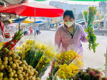 Tưởng niệm hơn 2 vạn đồng bào mất vì Covid-19: Bé gái mất 6 người thân ở TP.HCM nguyện cầu - ảnh 1