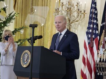 Tổng thống Mỹ Joe Biden phát biểu tại Nhà Trắng hôm 1/12. Ảnh: AFP.