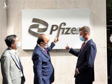 Chủ tịch nước Nguyễn Xuân Phúc thăm Công ty Pfizer.