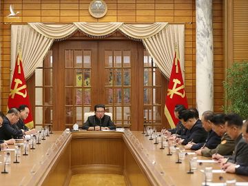 Lãnh đạo Triều Tiên Kim Jong-un (giữa) họp với Ban chấp hành Trung ương đảng Lao động Triều Tiên hôm 1/12. Ảnh: Reuters.