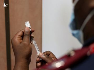 Một y tá tại Nam Phi đang chuẩn bị tiêm phòng vaccine ngừa Covid-19. Ảnh: Reuters