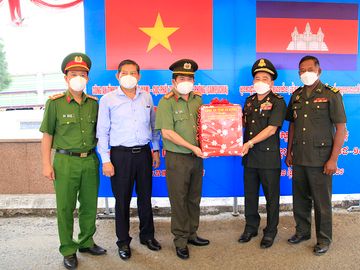 Đại tá Đinh Văn Nơi được Quốc vương Campuchia tặng huân chương - Ảnh 1.