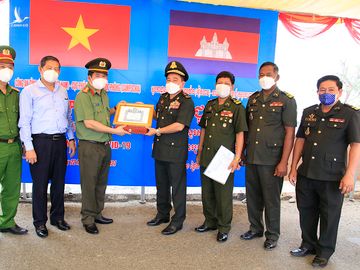 Đại tá Đinh Văn Nơi được Quốc vương Campuchia tặng huân chương - Ảnh 3.