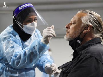 Nhân viên y tế lấy mẫu xét nghiệm Covid-19 tại sân bay Sydney, Australia hôm 29/11. Ảnh: Reuters.