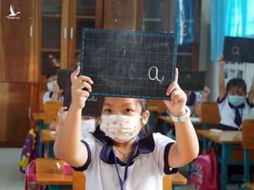 Học sinh lớp 1 trường Tiểu học Thạnh An ôn bài Tiếng Việt trong buổi học đầu tiên. Ảnh: Mạnh Tùng