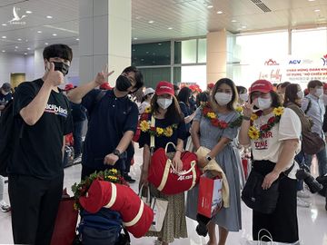 Đoàn khách Hàn Quốc đến sân bay Phú Quốc, tháng 11/2021. Ảnh: Dương Đông