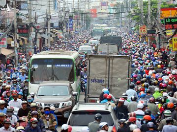 Quốc lộ 50 đoạn qua huyện Bình Chánh nhỏ, hẹp thường xuyên bị ùn tắc. Ảnh: Hữu Khoa.