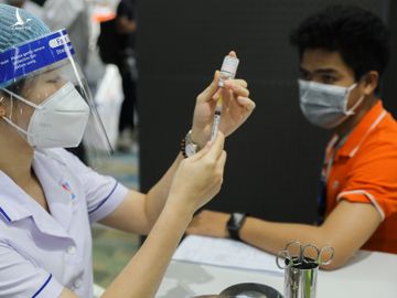 Tiêm vaccine Covid -19 cho công nhân tại khu công nghệ cao (TP Thủ Đức) ngày 19/6/2021. Ảnh: Quỳnh Trần