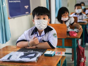 Học sinh lớp 1 trường Tiểu học Thạnh An (huyện Cần Giờ) đến trường ngày 20/10. Ảnh: Quỳnh Trần