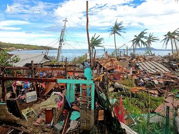 Siêu bão Rai san phẳng nhiều nơi ở Philippines, 24 người chết - 1