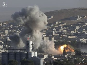 Khói bụi bốc lên sau một cuộc không kích của Mỹ tại thị trấn Kobani, Syria, hồi tháng 10/2014. Ảnh: Reuters.