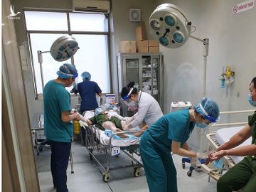3 công an Phú Nhuận bị ném ‘bom xăng' phải nhập viện cấp cứu - ảnh 2