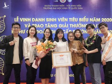 Linh (cầm bằng khen) được vinh danh sinh viên tiêu biểu năm 2020. Ảnh: Nhân vật cung cấp