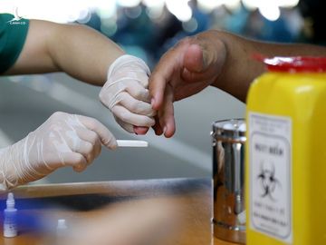 Chùm ảnh: Ngày đầu tiêm mũi nhắc lại vaccine phòng COVID-19 ở TP.HCM - ảnh 2