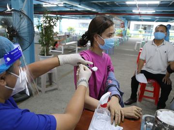 Chùm ảnh: Ngày đầu tiêm mũi nhắc lại vaccine phòng COVID-19 ở TP.HCM - ảnh 6