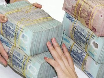 Lãi suất tiết kiệm đồng loạt tăng, nhà giàu mang 100 tỷ gửi ngân hàng