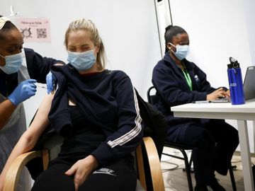 Một điểm tiêm chủng vaccine Covid-19 tại London, Anh hôm 3/12. Ảnh: Reuters.