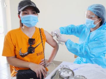 Người dân Hà Nội tiêm vaccine Covid-19, tháng 9/2021. Ảnh: Giang Huy