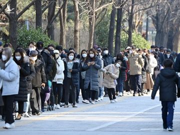 Người dân xếp hàng chờ xét nghiệm Covid-19 tại Seoul, Hàn Quốc hôm nay. Ảnh: AFP.