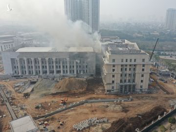 Cháy trụ sở đang hoàn thiện của TAND TP.Hà Nội, khói đen bốc cao hàng chục mét - ảnh 1