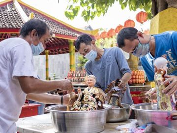 Chùm ảnh: Thế giới trang hoàng rực rỡ đón chào Tết Nguyên đán 2022 - Ảnh 3.