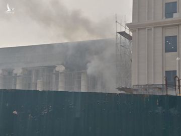 Cháy trụ sở đang hoàn thiện của TAND TP.Hà Nội, khói đen bốc cao hàng chục mét - ảnh 4
