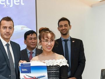 Tổng Giám đốc Vietjet Nguyễn Thị Phương Thảo và Ông Guillaume Faury, Chủ tịch, Tổng giám đốc của Tập đoàn Airbus cùng ký kết hợp đồng mua 20 máy bay A321XLR - Sputnik Việt Nam, 1920, 01.11.2019