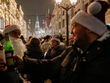 Không khí đón năm mới ở khu vực gần Quảng trường Đỏ ở thủ đô Moscow, Nga. Ảnh: EPA.