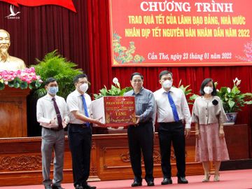 Thủ tướng thăm hỏi, tặng quà Tết cho người dân ở Cần Thơ - ảnh 1